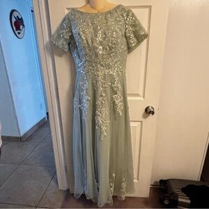 Chic Lace Maxi Dress in Sage Green